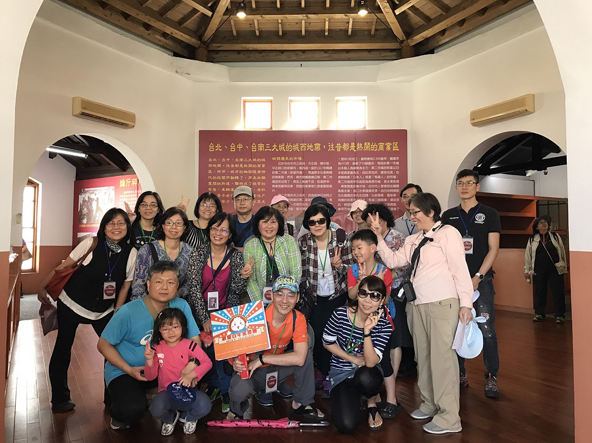 第二市場專車活動自今年3月18日開辦以來，各梯次皆獲民眾好評，讓參與的民眾實地瞭解中區老店的歷史與傳承、探訪舊城再生、欣賞台中歷史悠久的文化古蹟與知名廟宇。
9日活動則有80人報名參加，上午「文化古蹟」路線，將專車帶領民眾至台中火車站、城隍廟、台中文學館、台中州廳、台中市役所等地；下午「廟宇傳承」路線，則參訪第二市場、武德宮、萬春宮、南天宮、樂成宮等地。 圖::台中市政府/提供