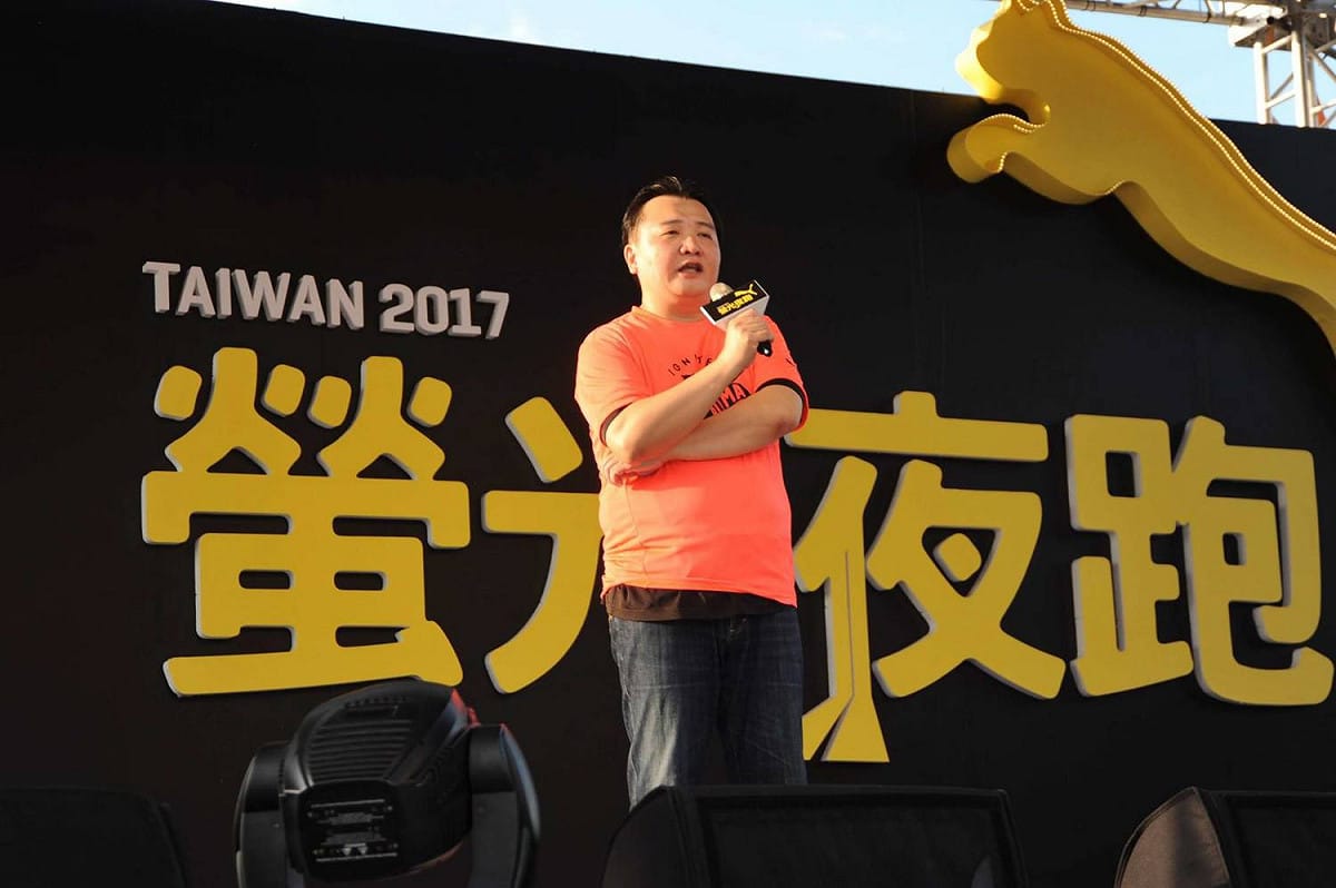 2017 PUMA螢光夜跑活動今（8）日下午在夢時代-時代大道前廣場舉辦，在高雄市副市長許立明鳴笛起跑，夜跑路線串連高雄知名地標與觀光景點， 圖:高雄市政府/提供