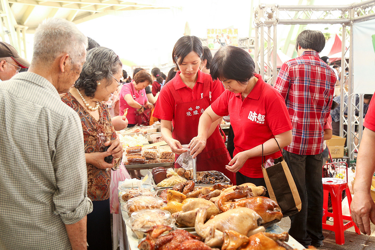 許多曾獲天下第一攤的市場名攤都一同到花博公園響應10周年活動。 圖：台北市政府提供