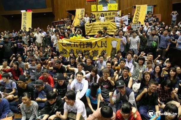 台北地方法院今天下午將對太陽花學運「三二三攻占行政院」案進行宣判，黑色島國青年陣線總召集人魏揚等21人，被控涉犯妨害公務等罪，由於先前「三一八占領立法院」、「四一一路過中正一分局」宣判無罪，下午的審判決結果，受到矚目。 圖為103年太陽花學運在立法院的場景。 圖：新頭殼資料照片