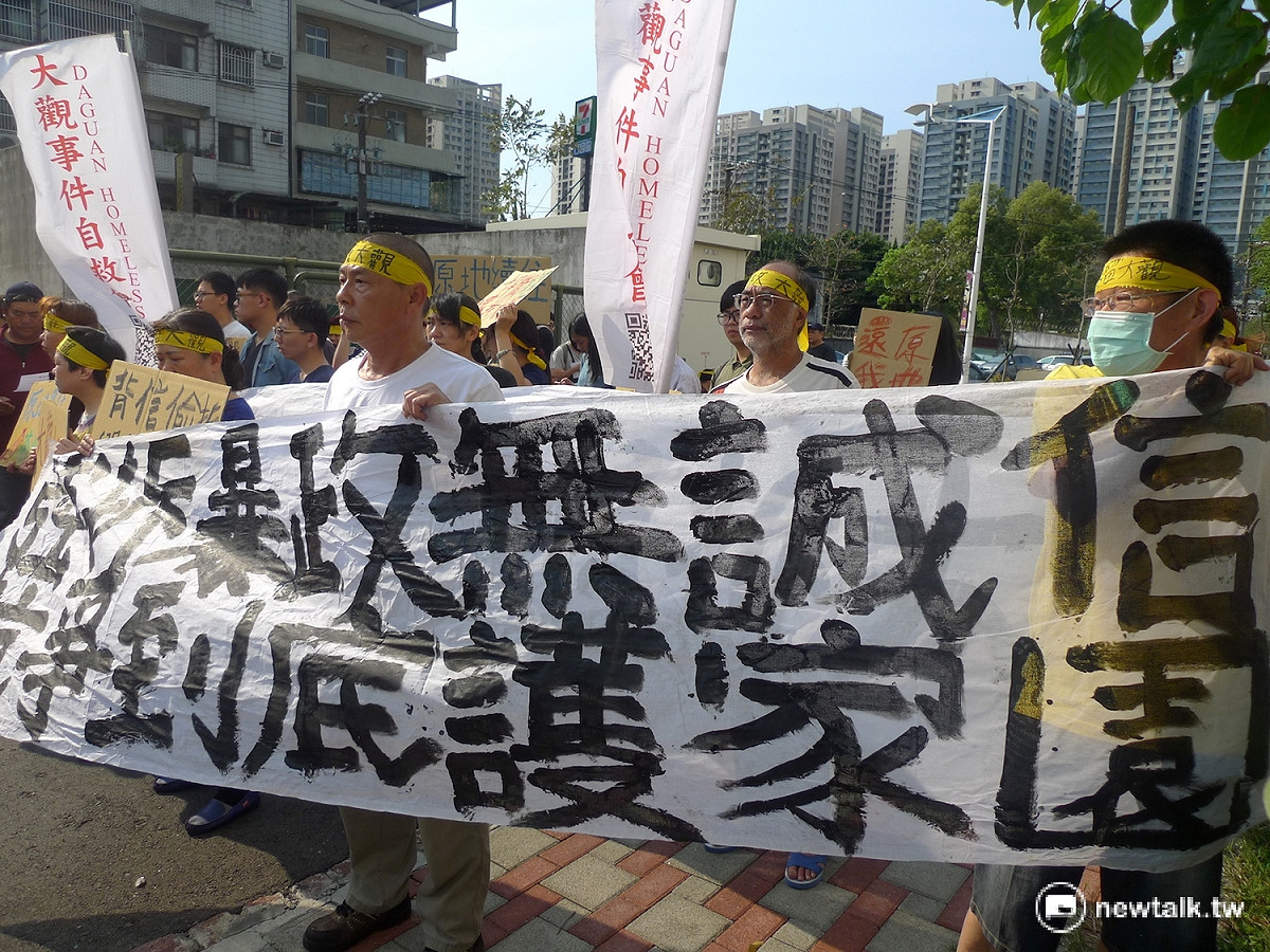 年近半百的老榮民站出來，痛斥榮家興訟拆榮民房屋。 圖：汪少凡／攝