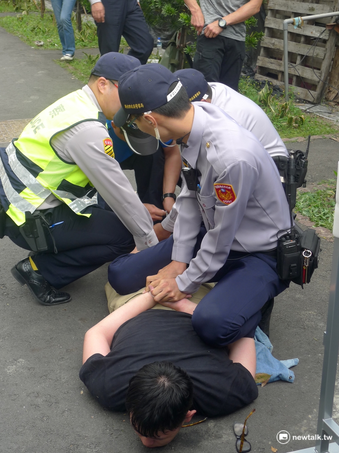聲援民眾被繫上束帶。 圖：汪少凡／攝