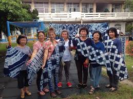 婦女展市美濃藍染的成品。 圖:翻攝自網路。
