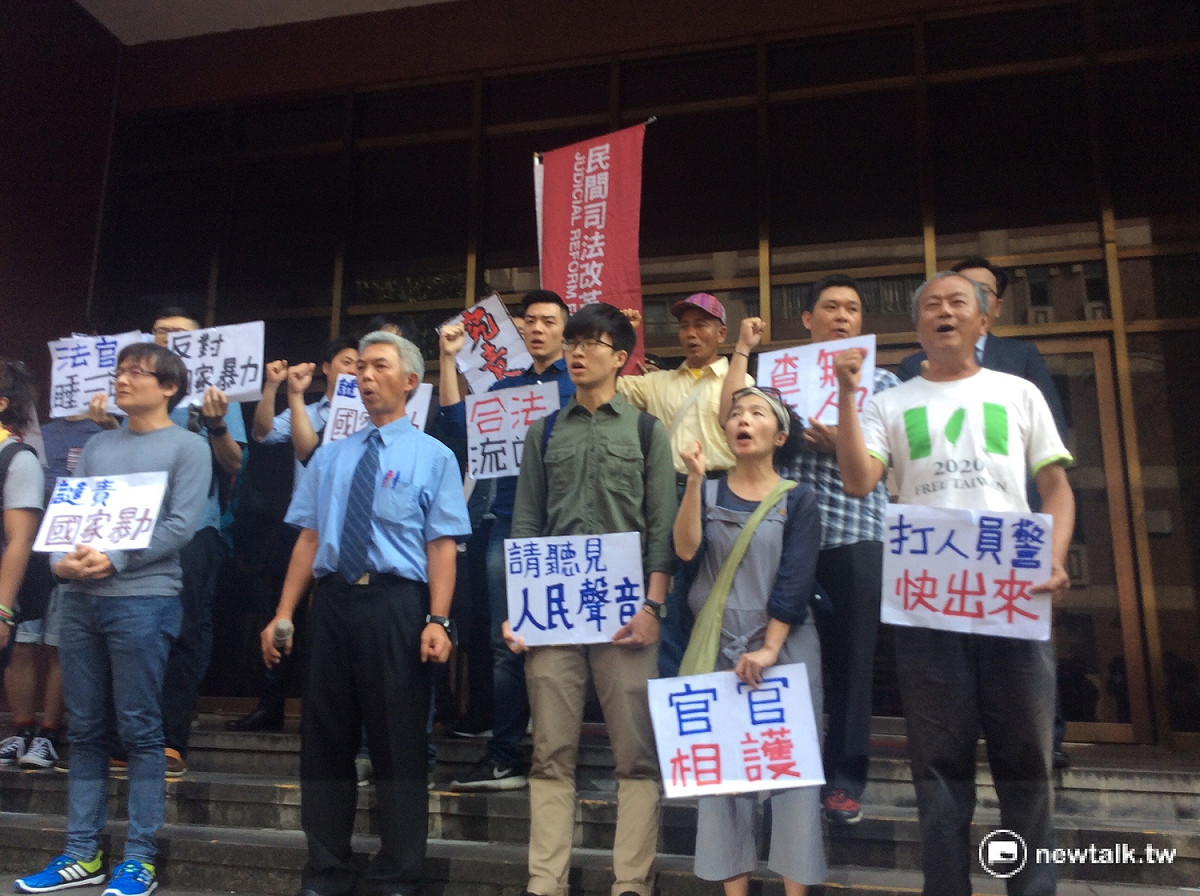 「三二三攻占行政院」台北地院今天下午(10日)宣判，21名被告當中，關於妨礙公務、毀損公物等罪有11人都判被3-5個月徒刑，得易科罰金；其餘無罪。 程士華/攝