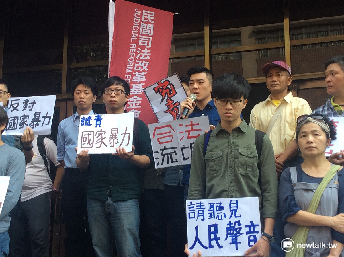 吳濬彥也表示，當時在沒有抵抗的情況下遭警方用腳踹攻擊，但警方卻沒有受到究責。 程士華/攝