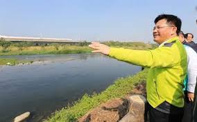 台中市長林佳龍視察柳川、綠川整治工程。資料照片。 圖：翻攝自網路台中市長林佳龍視察柳川、綠川整治工程。資料照片。