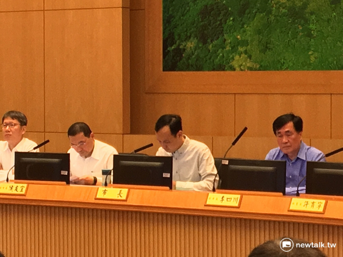 新北市長朱立倫主持市政會議。 圖：鍾孟軒/攝