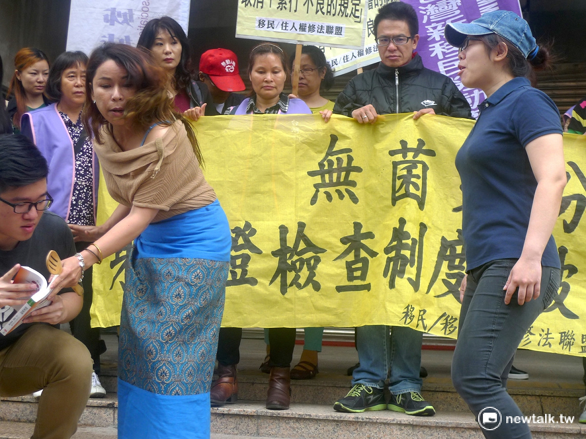 新移民群賢樓前演出行動劇，搬演日常家庭場景。 圖：汪少凡／攝