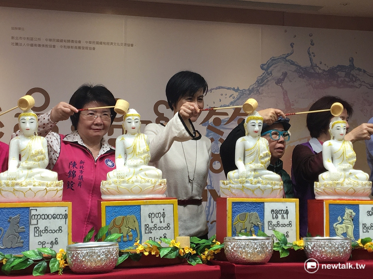 新北市文化局副局長于玟與來賓舉行灑水祈福儀式。 圖：鍾孟軒/攝