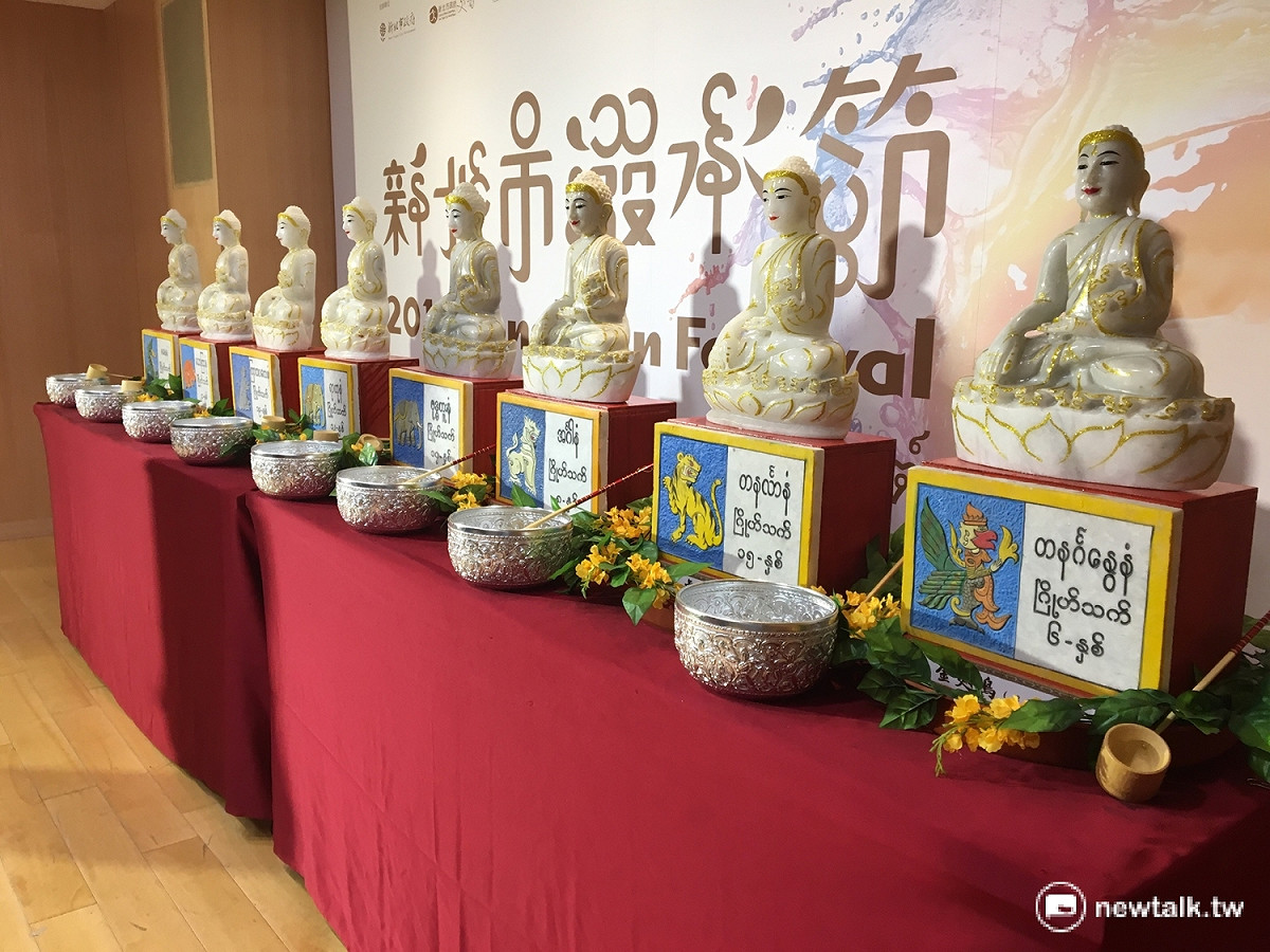 從緬甸空運來臺的八個生肖石板與佛像。 圖：鍾孟軒/攝