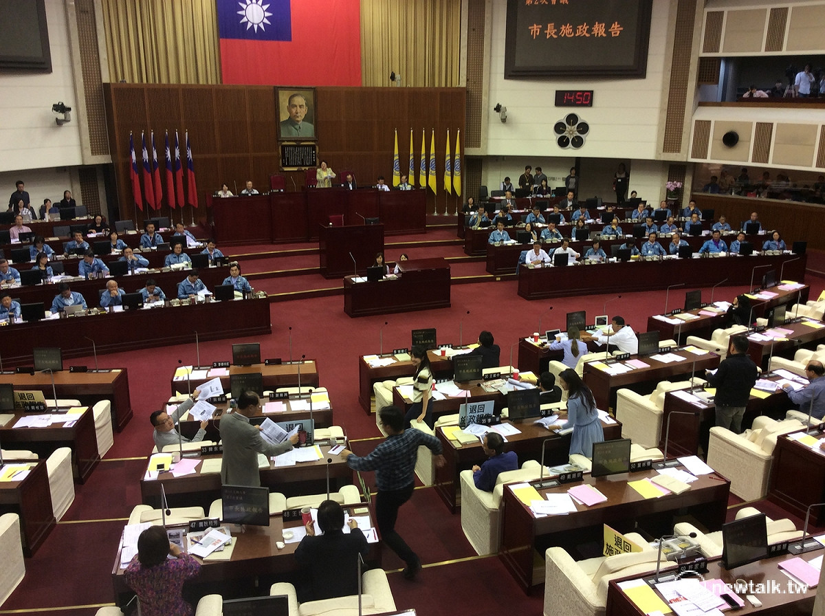 市議員應曉薇於行動後發言不滿施政報告，指施政報告有明顯的裝釘問題，每一頁的上下都顛倒，引發眾多議員紛紛翻閱確認手邊的報告書，後來發現是一場烏龍。 程士華/攝