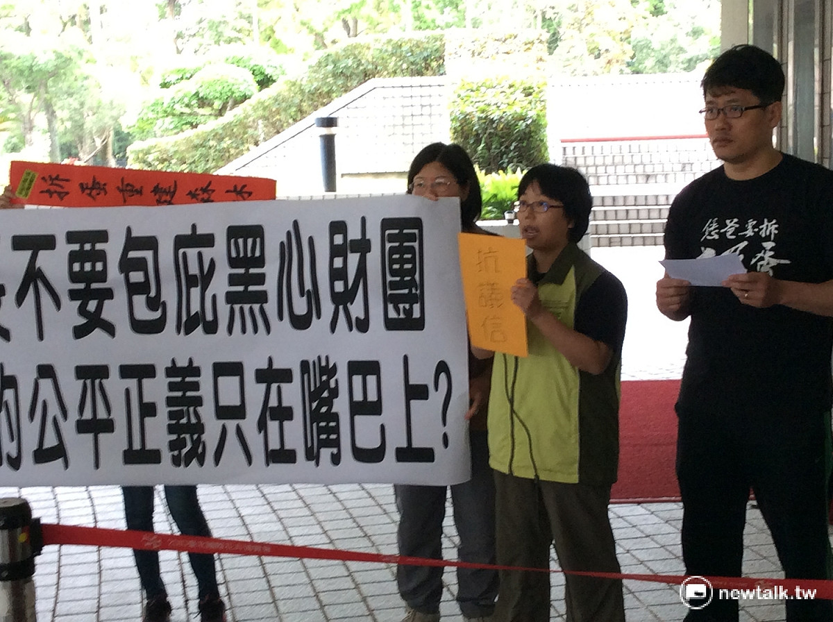 護樹團體的委任律師蔡雅瀅表示，許多規範都違法細部計畫，遠雄早就多次違反環評與北市府的指示，北市府應當早日解除或終止契約。 程士華/攝