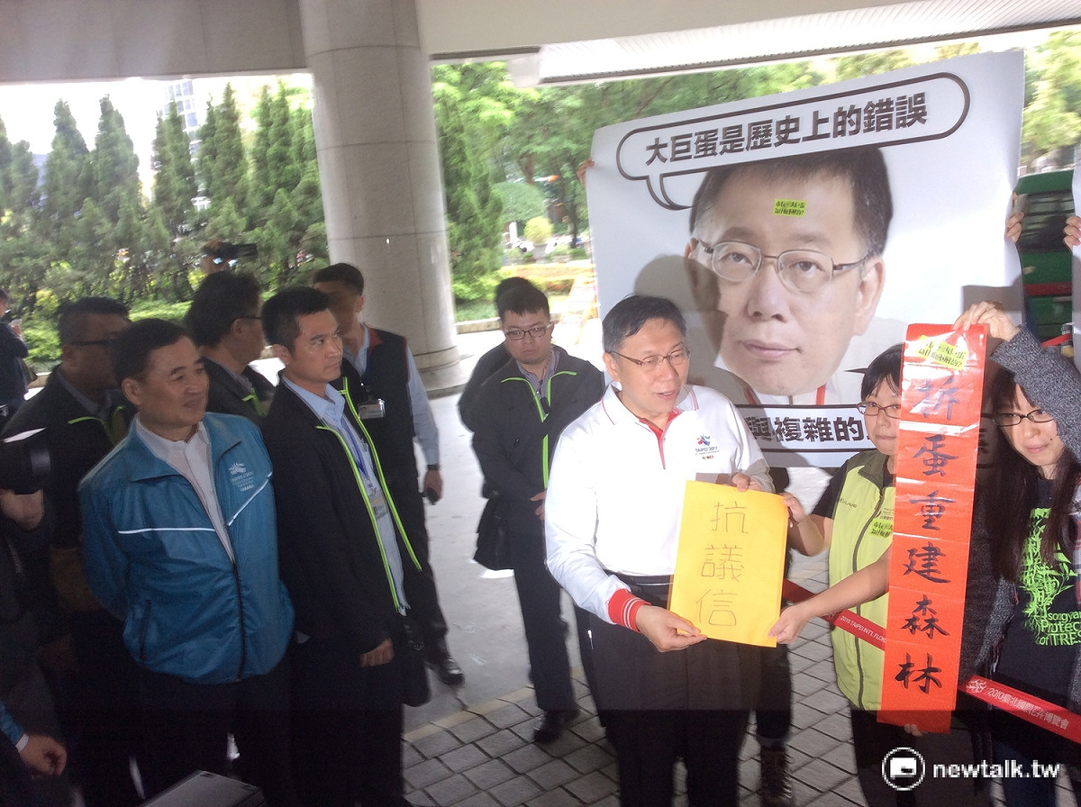 柯文哲在議會門口接下護樹團體的抗議信，但並未對此案多做回應。 程士華/攝