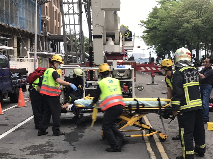 台中工地意外，天車載送工人時失速，1死2傷。 圖：台中市消防局提供。