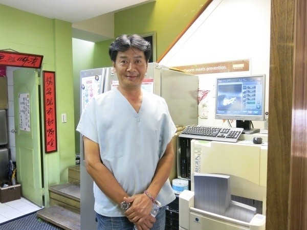 楊靜宇醫師，畢業於台灣大學獸醫系，經常參與各種流浪動物活動、主辦動物義診與健檢。 圖：寵毛網petsmao資訊平台提供