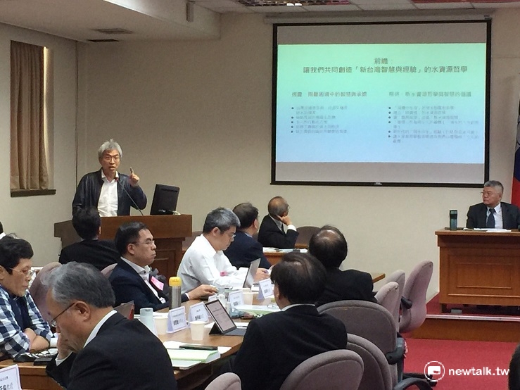 台灣省環工技師公會理事長胡思聰12日在前瞻基礎建設水資源公聽會表示，不要為治水，就編列特別預算應該先完成環境評估再編列預算。 圖:陳奕/攝。