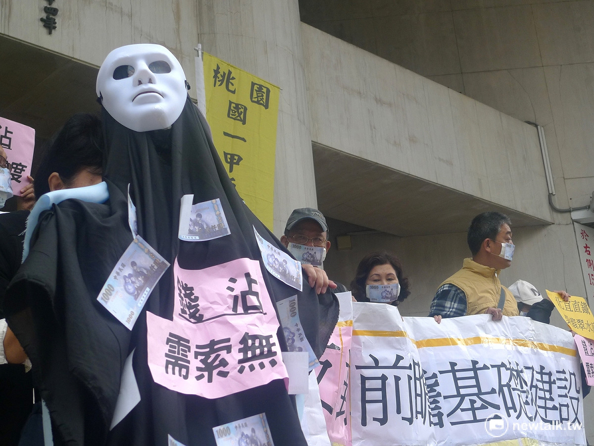 環團製作道具，諷刺前瞻計畫是「需索無度」的「錢沾」計畫。 圖：汪少凡／攝