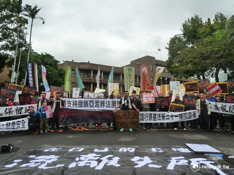 近百名太魯閣族人今(12)天凌晨5時扶老攜幼從花蓮北上行政院抗議。 圖：謝莉慧/攝