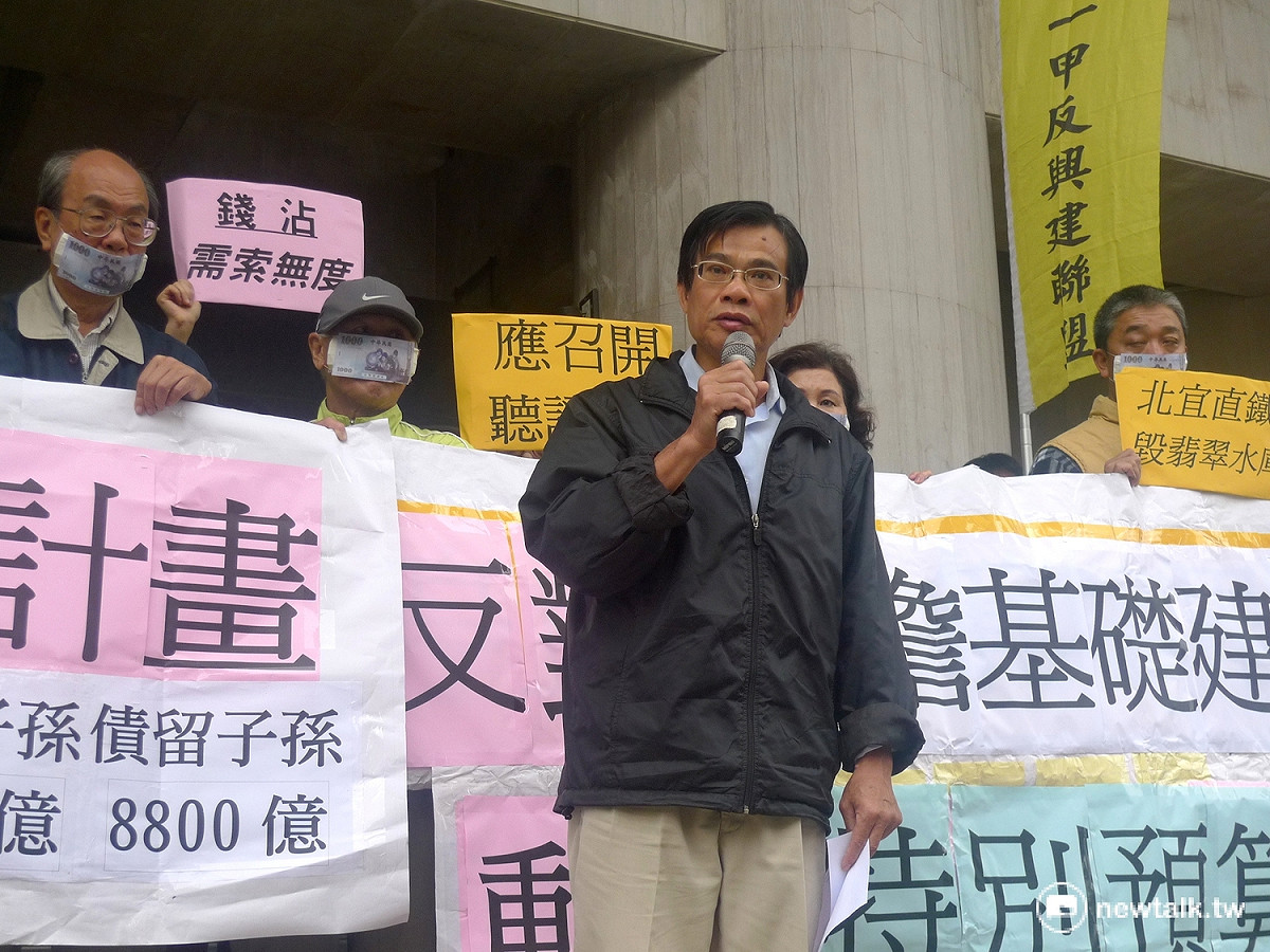 水患治理監督聯盟梁蔭民批評，行政院完全以錢來評估效益，至於環境改善效果卻付之闕如。 圖：汪少凡／攝