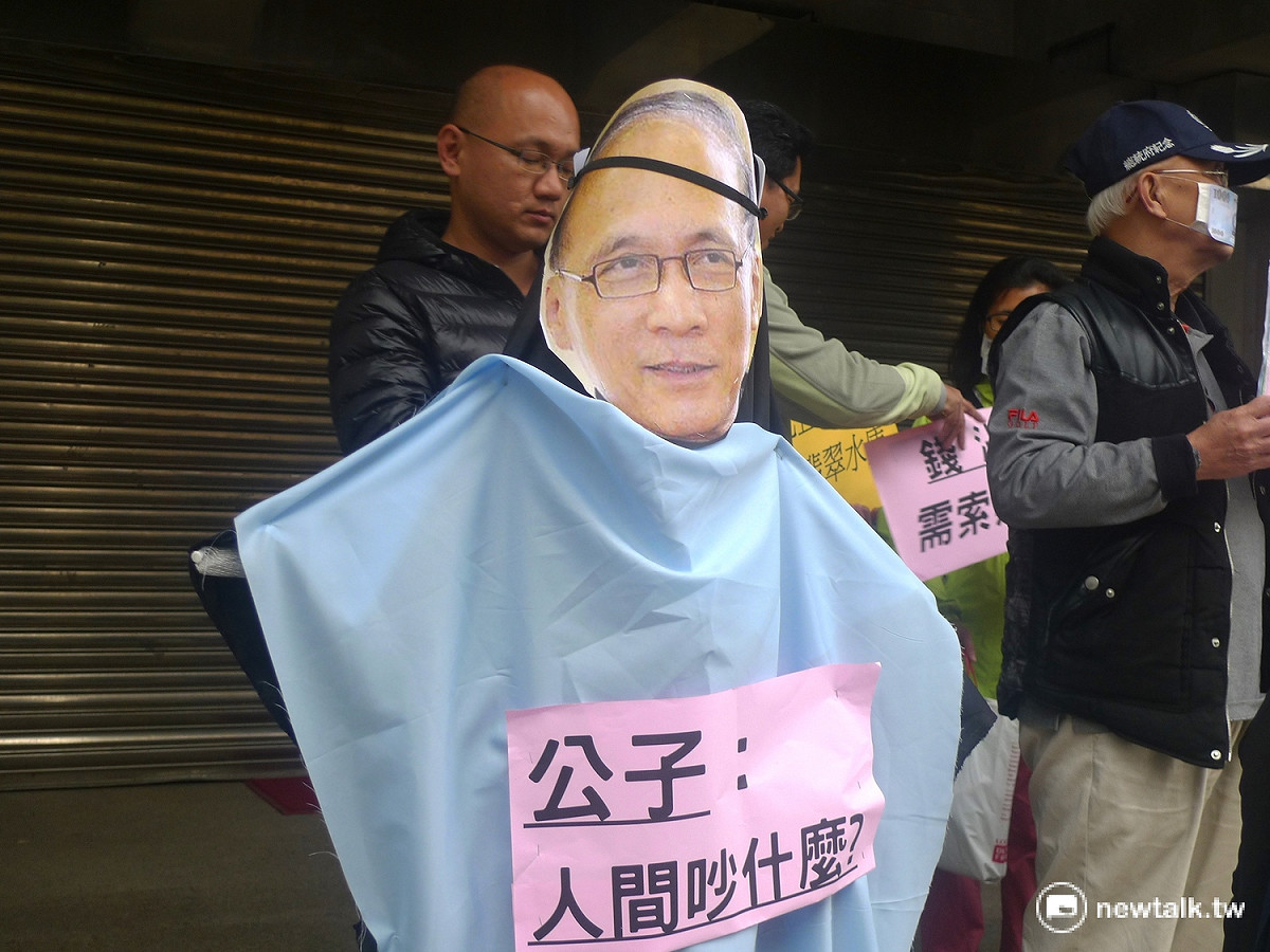 環團製作人形立牌，諷刺行政院長林全不知民間需求。 圖：汪少凡／攝