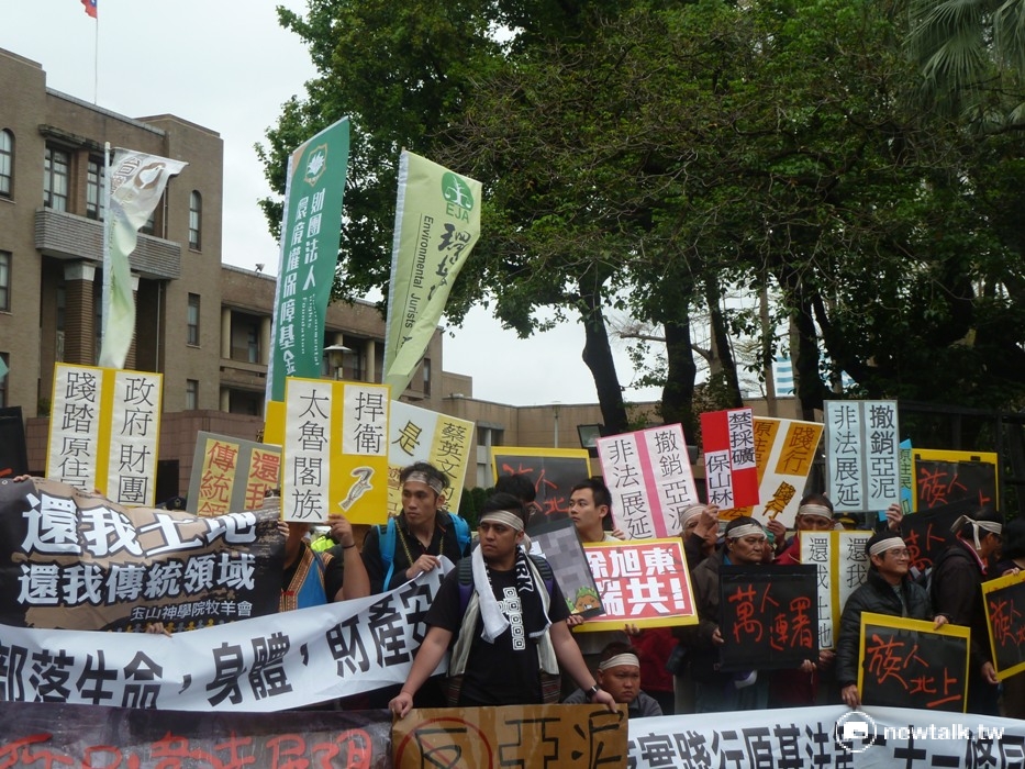 近百名太魯閣族人今(12)天凌晨5時扶老攜幼從花蓮北上行政院抗議。 圖：謝莉慧/攝