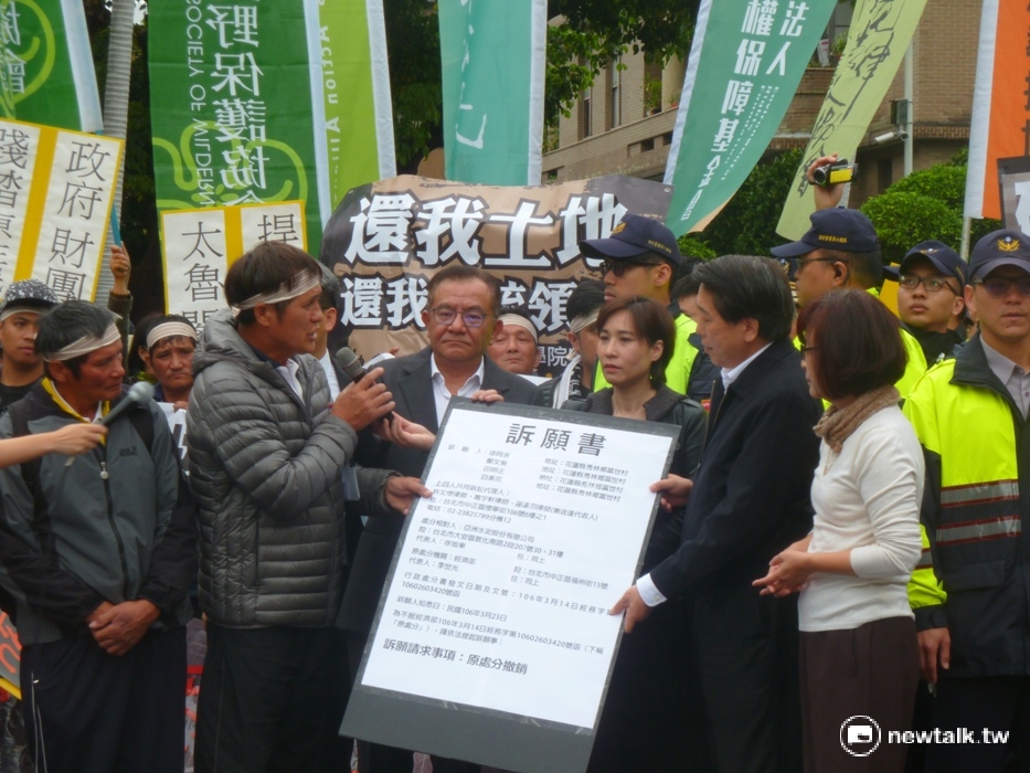近百名太魯閣族人今(12)天凌晨5時扶老攜幼從花蓮北上行政院抗議，並在民進黨立委高志鵬、蘇治芬和時力立委高路‧以用的陪同下，遞交訴願書，由政院經濟農業處長廖耀宗代表接受。 圖：謝莉慧/攝