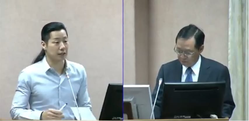 時代力量立委林昶佐(左)今天在外交國防委員會針對李明哲「被失蹤」事件，質詢陸委會副主委林正義。 圖：翻攝YouTube