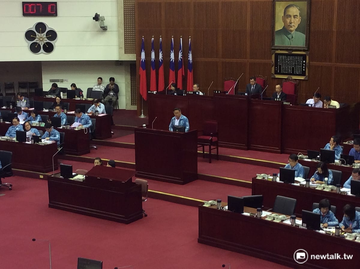 台北市長柯文哲接受質詢，被問到是否支持國民在比賽過程中拿出國旗加油，柯文哲一臉錯愕、支吾其詞，當下無法做出明確回覆。 程士華/攝