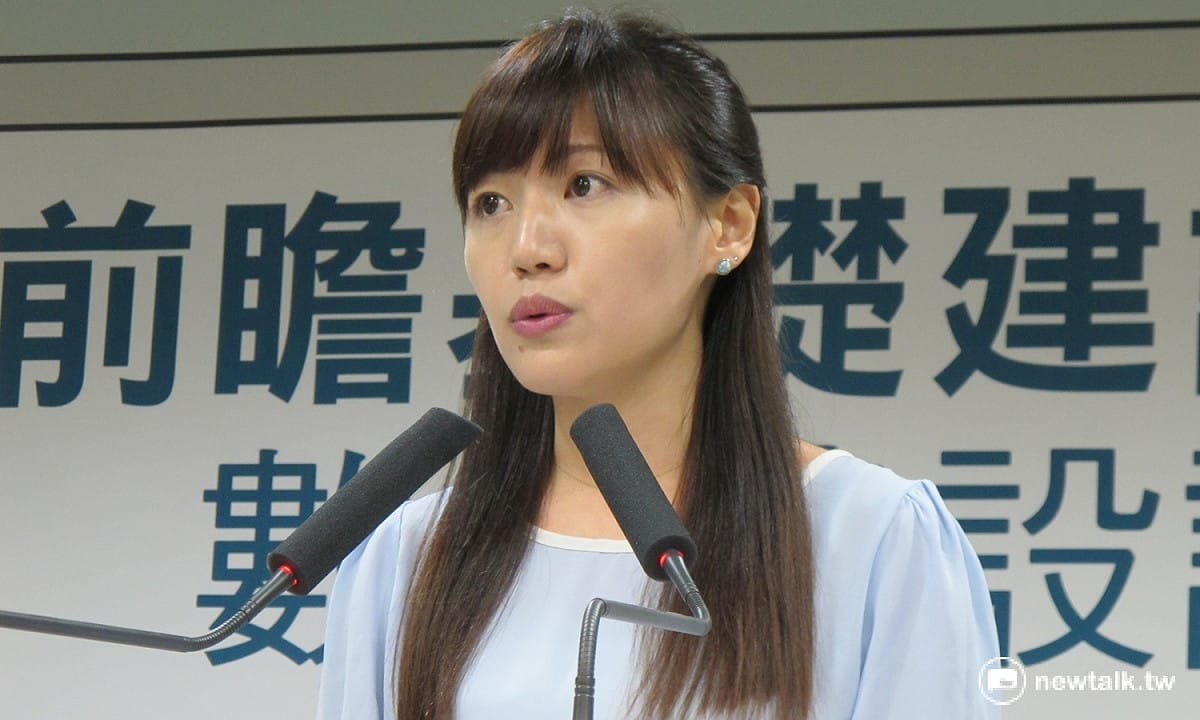 民進黨發言人吳沛憶12日轉述中常會中，總統蔡英文的談話。 圖：林朝億/攝