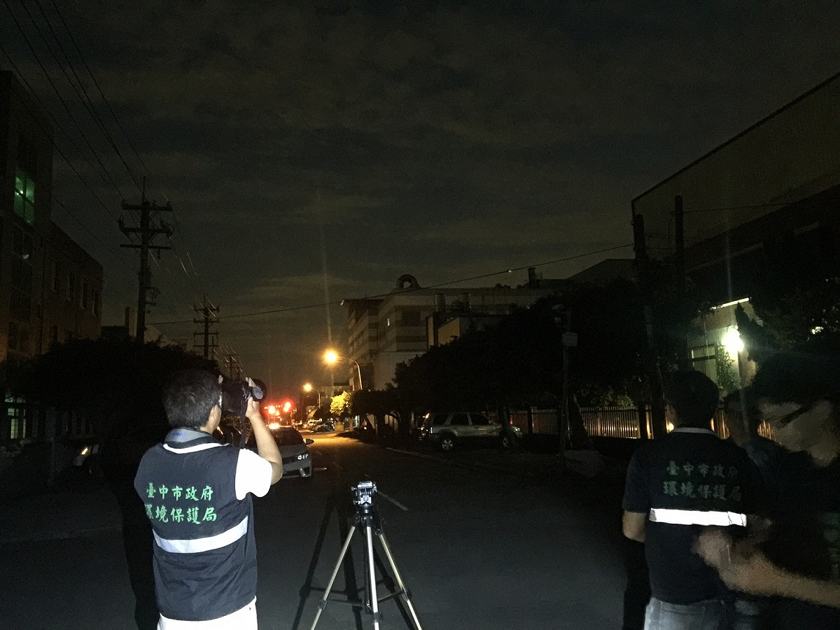台中市環保局人員夜間偵測汙染情形。 圖：台中市環保局提供。