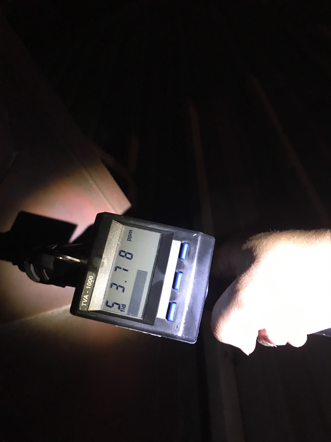 台中市環保局查獲未經防制設備逕行排放，以FID量測濃度53.78ppm。 圖：台中市環保局提供。