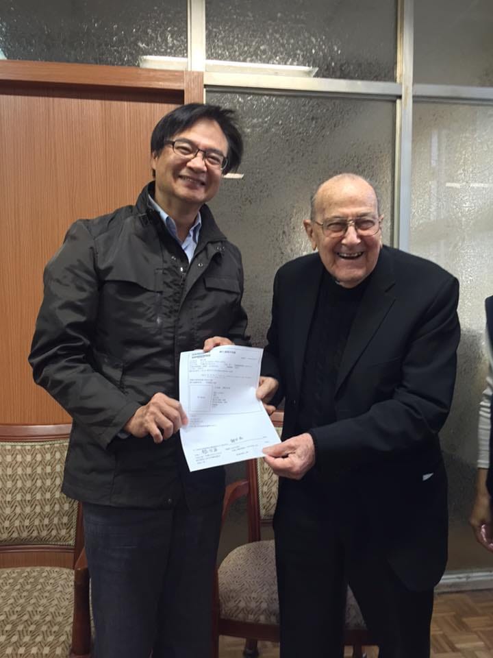 臺北市政府民政局局長藍世聰協助賴甘霖取得國籍。 圖：截取自藍世聰臉書