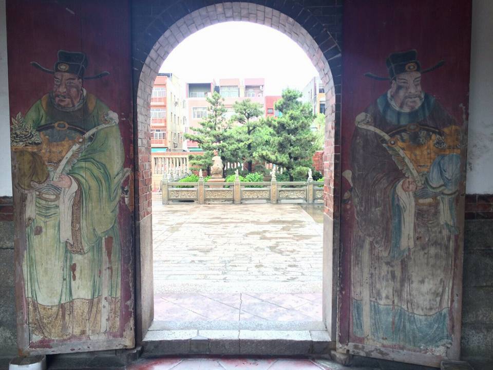 龍山寺五門十扇門神彩繪，畫風筆觸細膩，屬泉州古典傳統風格。
 圖：翻攝自彰化縣文化局臉書