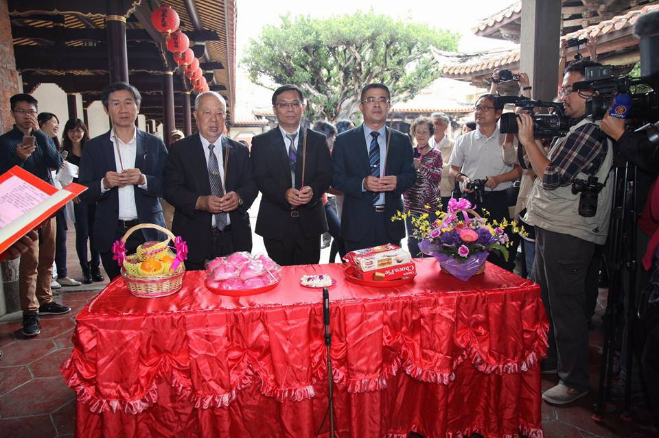 鹿港龍山寺今進行退駕儀式拆五門，早上由文化局及廟方上香。
 圖：翻攝自彰化縣文化局臉書