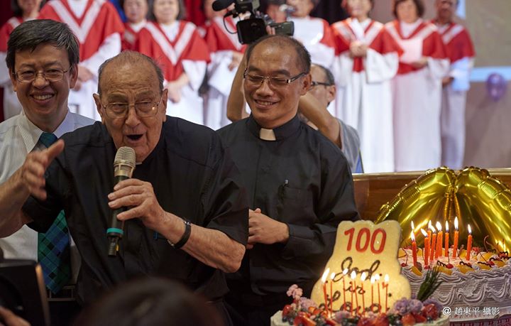 賴甘霖神父去年十月歡度百歲生日時，副總統陳建仁親自到場祝賀。 圖：趙東平攝