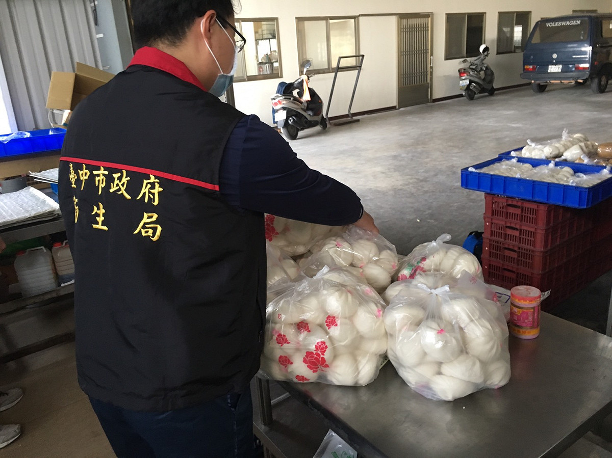 台中市衛生局日前啟動包子專賣店稽查專案，共稽查32家包子饅頭店，查獲1家使用俗稱「紅花米」的非食品級色素做菜包記號，除當場封存產製食品並要求不得販售，全案移送台中地檢署後續偵辦。 圖:台中市政府/提供