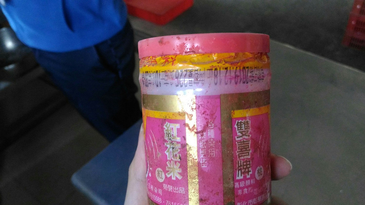 俗稱「紅花米」的鹽基性桃紅精是工業染料，易被違法添加使用在製作糖果、蛋糕或壽桃、麵龜、湯圓等食品染色，若人體接觸過量可能造成肺部、喉嚨、鼻子與腸胃道黏膜的刺激與不適影響健康。 圖:台中市政府/提供