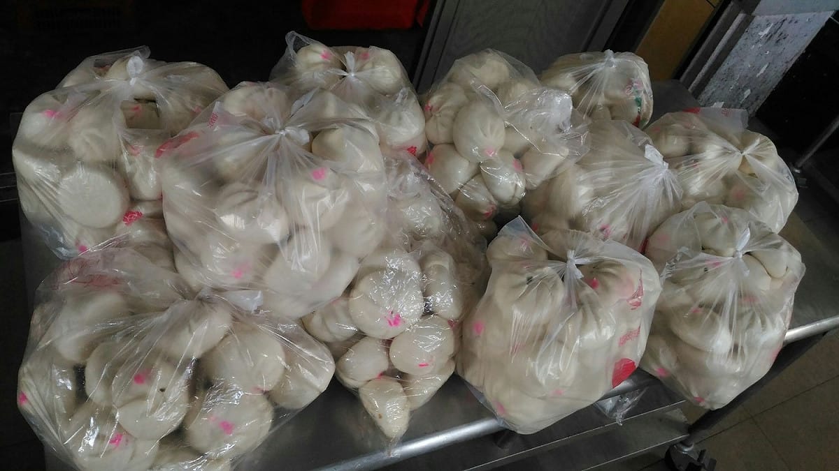 台中市衛生局會同食藥署中區管理中心人員前往豐原區國運包子店，執行專案稽查當場發現發酵箱上方有一瓶，已拆封使用的紅花米且外包裝載明「高級顏料 非食用」字樣；張姓負責人坦承使用於自製菜包上，做小紅點記號以與肉包辨別，經現場稽查後已知不可使用該染料，已立即改用食品原料。 圖:台中市政府/提供