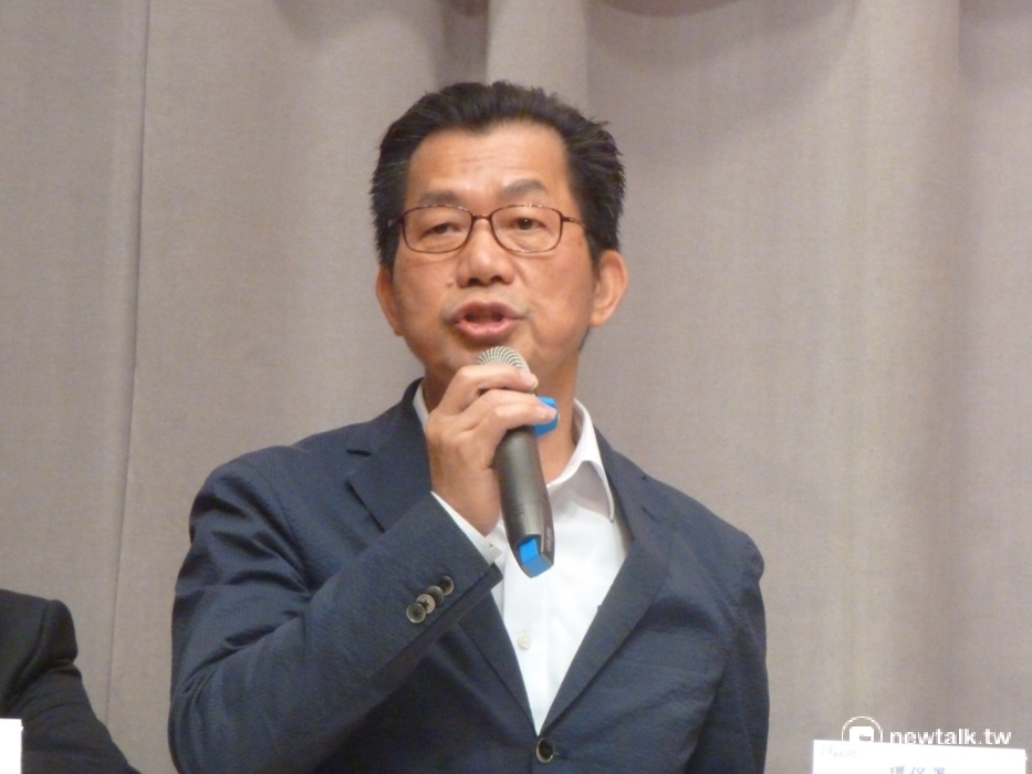 行政院會今(13)天通過「空氣污染防制策略」，其中，環保署的首要目標瞄準二行程機車，預計斥資11.5億，圖為瓔保署長李應元。 圖：謝莉慧/攝