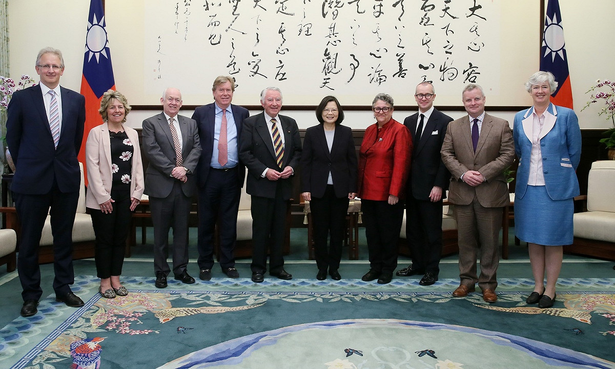 總統蔡英文今（13）日上午接見英國「台英國會小組」共同主席史蒂爾勳爵（Lord Steel of Aikwood）訪問團等人。 圖：總統府提供