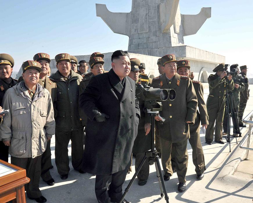 朝鮮人民軍總參謀部14日嗆聲，幾分鐘就足以將美軍駐韓國基地與韓國青瓦台化為焦土。圖為金正恩2013年觀看實彈射擊演練行動。
 圖: 達志影像/美聯社資料照片。