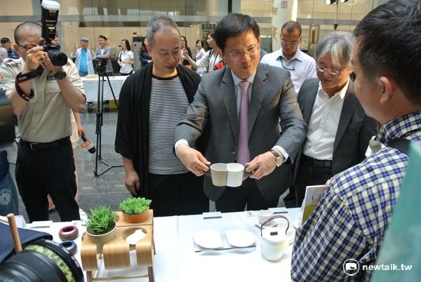台中市長林佳龍拿起參展藝品的對杯，直說是「相親相愛」。 圖：唐復年/攝