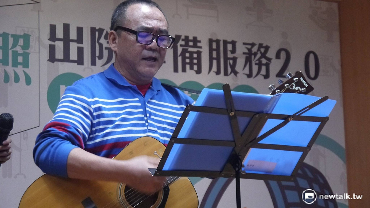 受邀參加記者會的個案張先生正在台上表演吉他。 圖：鍾孟軒/攝