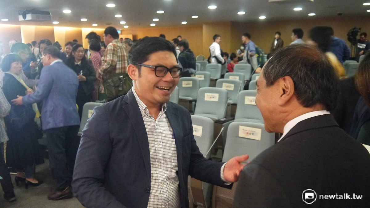 立委許毓仁與法蘭西斯·福山教授會後暢談。 圖：鍾孟軒/攝