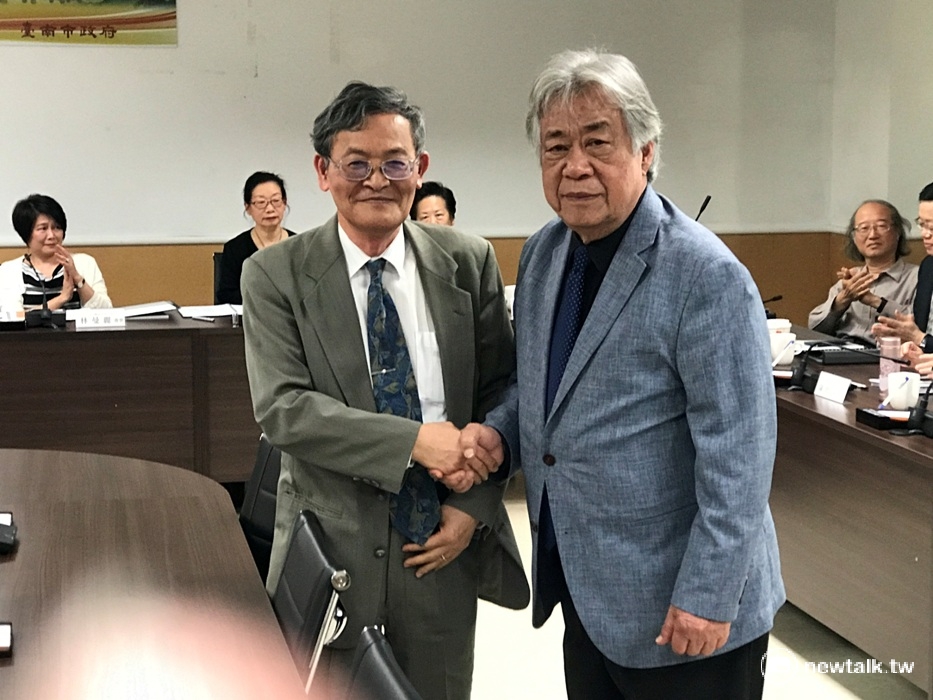 南美館董事會董事長陳輝東（右）介紹南美館首屆館長由台北藝術大學名譽教授林保堯出任（左）。 圖：黃博郎/攝