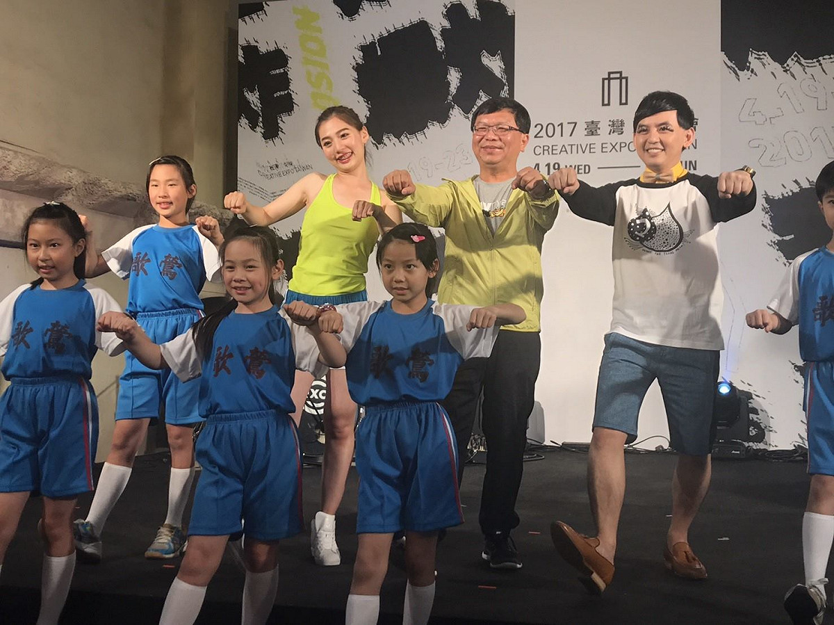 為加強宣導臺灣文博會， 文化部次長李連權協同三度擔任文博大使的黃子佼與孩子們大跳健康操。 圖：翻攝自台灣文博會臉書