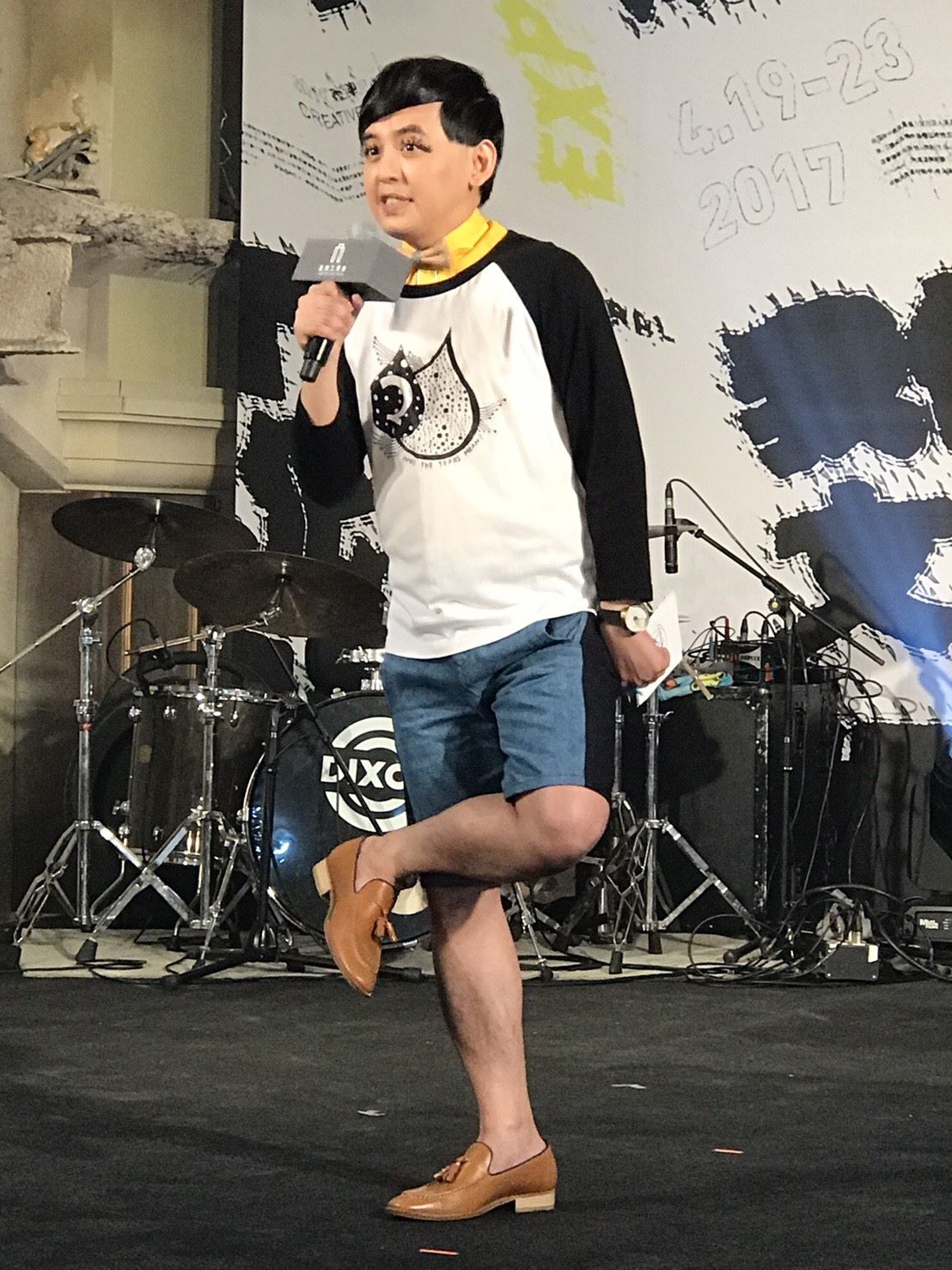 黃子佼藉由融合文化巧思的穿搭，吃掉現場不少相機記憶卡空間。 圖：翻攝自台灣文博會臉書