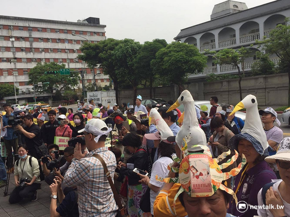 抗議民眾認為，藻礁若是自然地景，就應該透過《文資法》劃為自然地景，而非用18年前通過的環評來闖關。 圖：鄭佑漢/攝