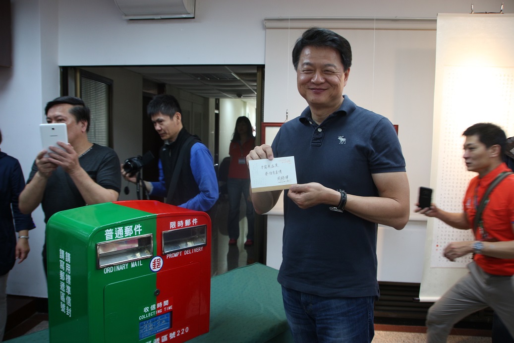 周錫瑋15日上午參加板橋郵局活動，展現親和力，但避談選舉。 圖：板橋郵局提供
