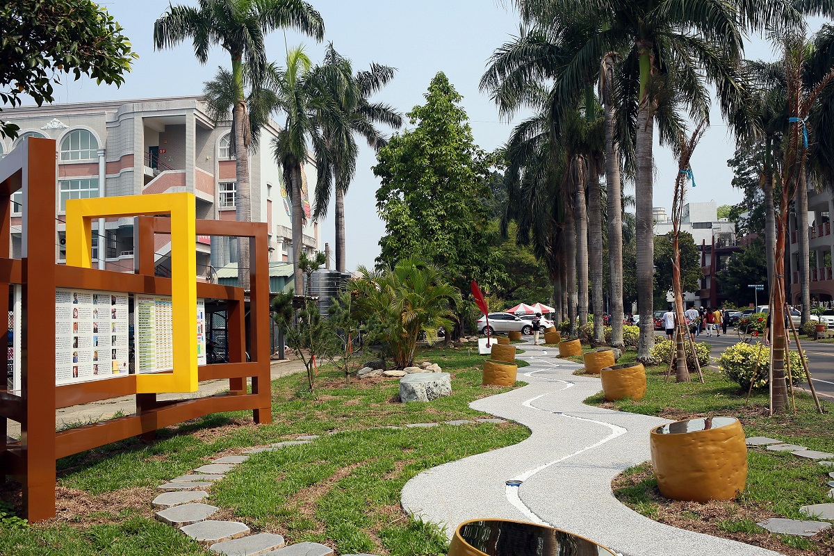 嘉義高中內的旭陵文學步道，是嘉義地區重要的文學地景。 圖：嘉義市政府提供